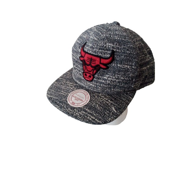 Men's Chicago Bulls Gray Nose Snapback Hat - Picture 4 of 16